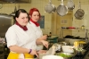 Die angehenden Köchinnen Anne Kreisch und Sarah Elpelt bei der Arbeit